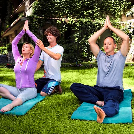 Marti Myra Hotel Tekirova Ngoại thất bức ảnh A yoga teacher assists students with their practice.