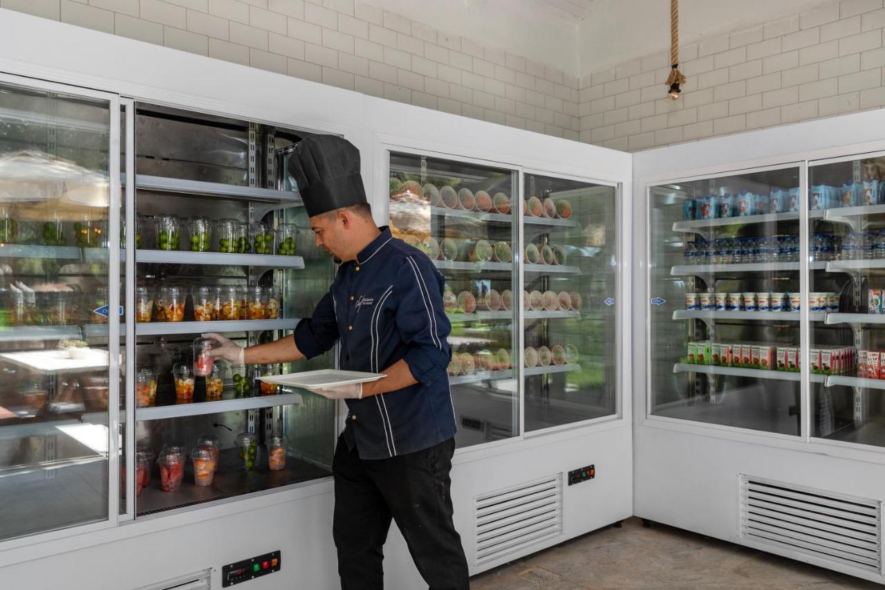 Marti Myra Hotel Tekirova Ngoại thất bức ảnh A chef using a refrigerator