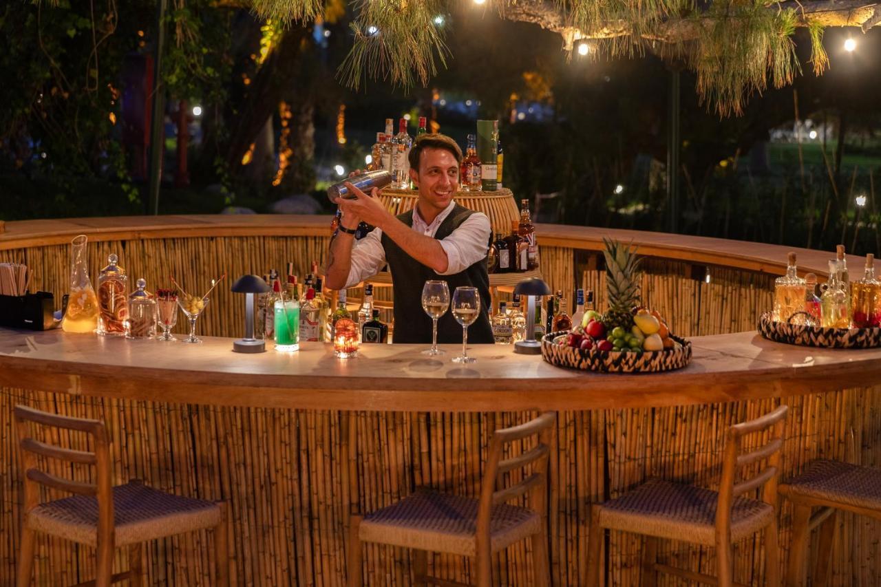 Marti Myra Hotel Tekirova Ngoại thất bức ảnh A bartender at work