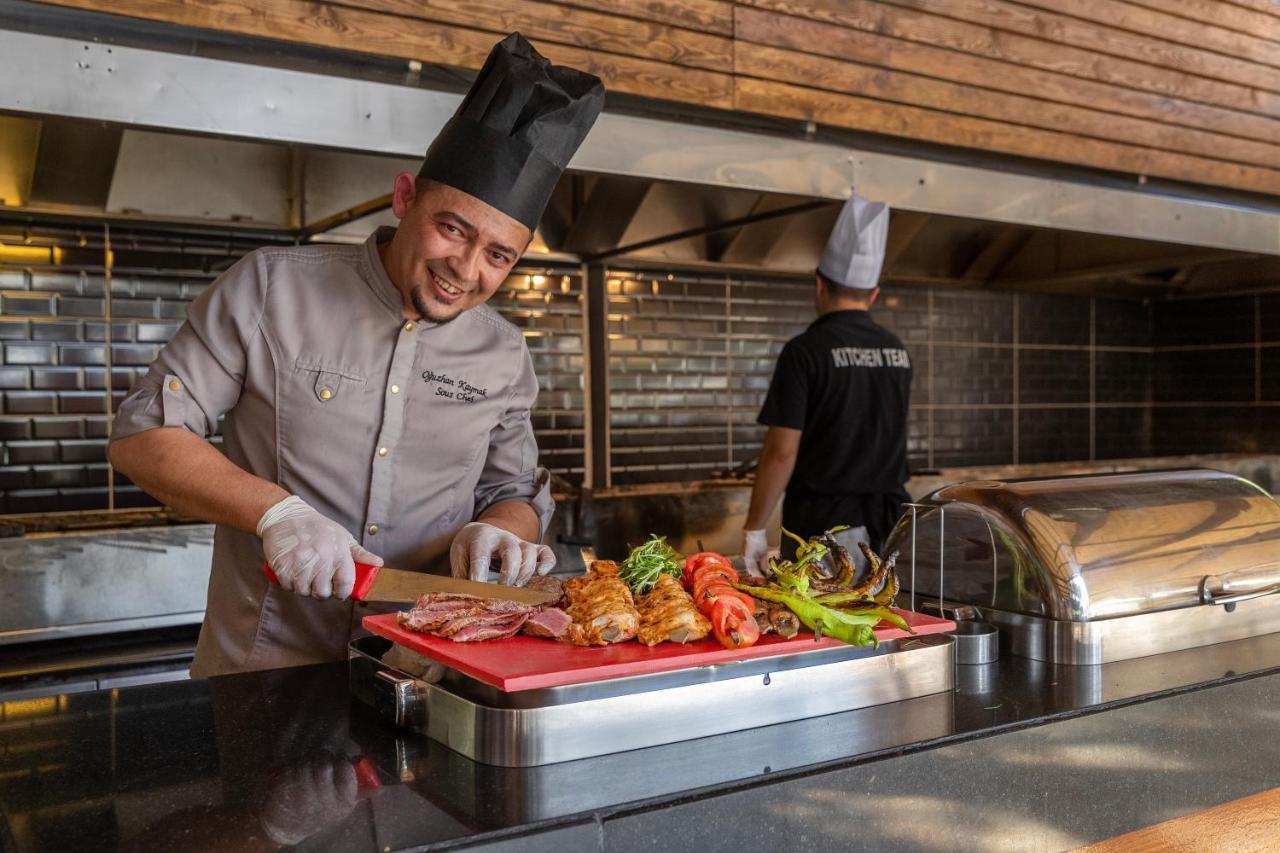 Marti Myra Hotel Tekirova Ngoại thất bức ảnh A chef preparing food
